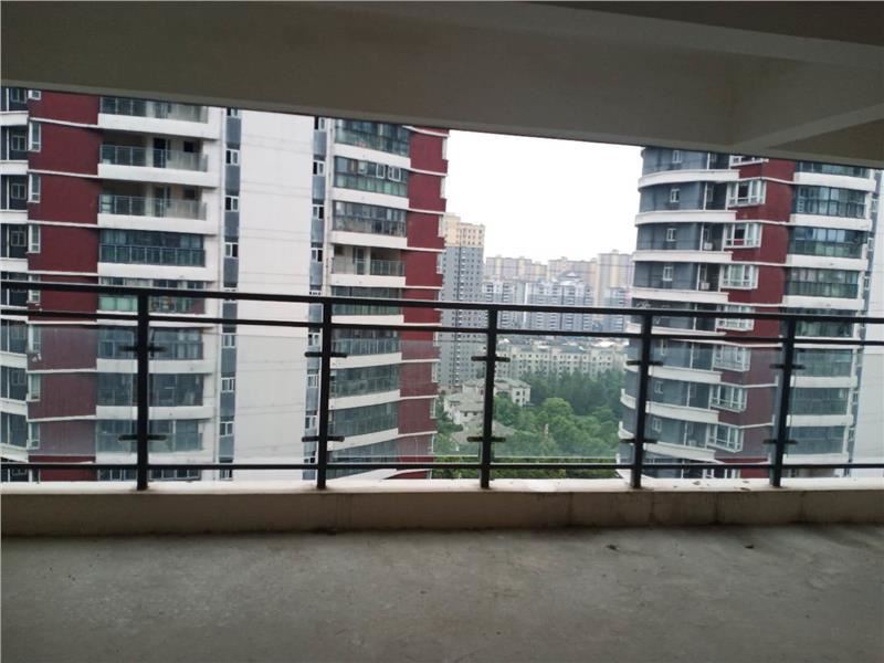 急售！城南福星城毛坯三房出售，电梯好楼层，看房方便！