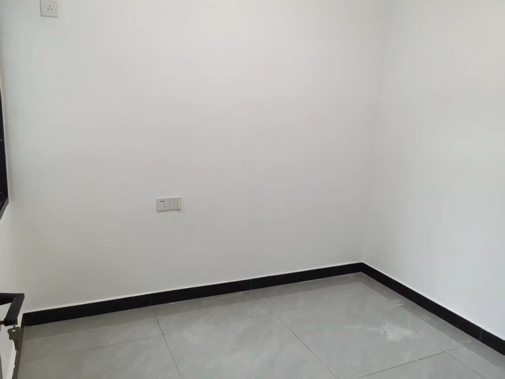 降价啦！商城旁边，步梯一楼，精装三房二卫，有证，有院子好停车