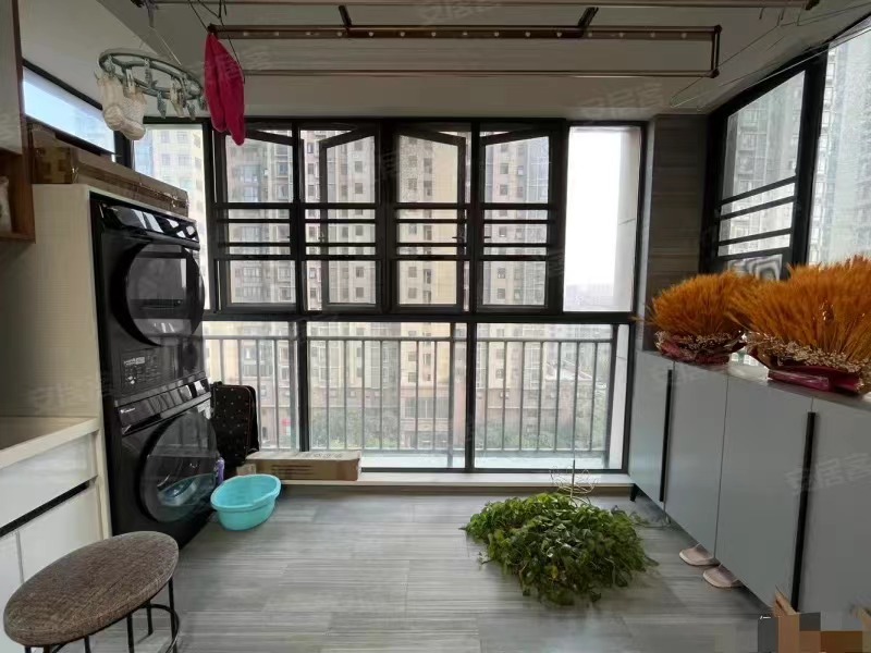 205，房东诚心出售，康湾一品，精装大两房，9.9成新，好楼层，证满二，