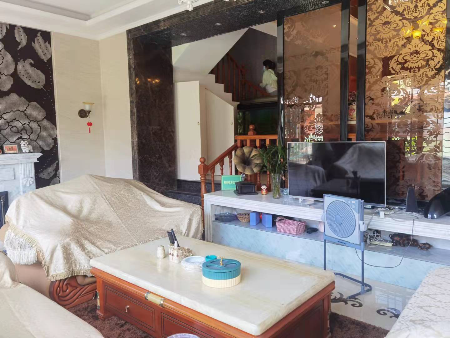 西郊庄园乡野别墅乡村花园壕装联排别墅，一线水景，装修花了100多，养花养草可钓鱼