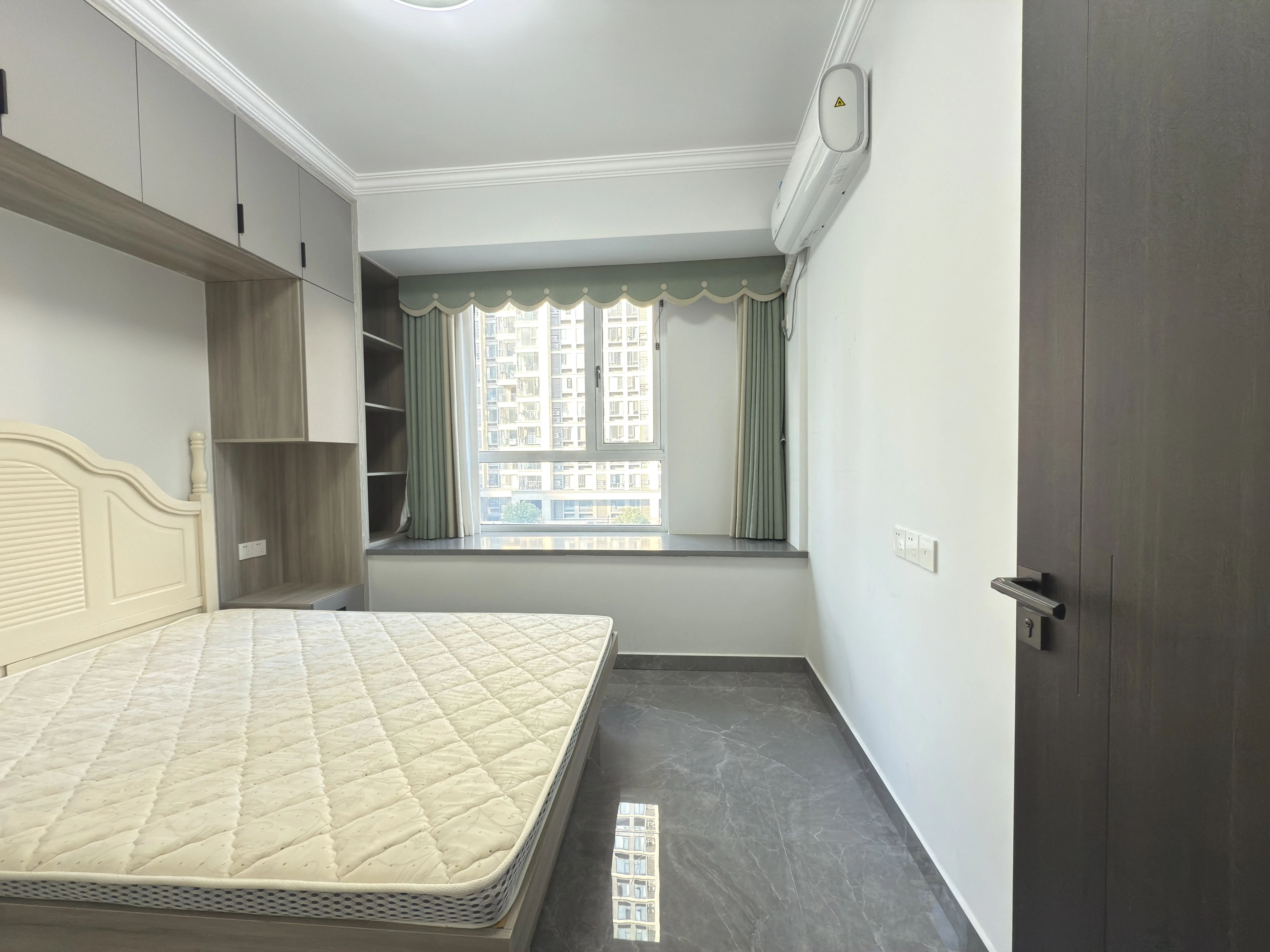 风和日丽，精装四房，全新装修，南北双阳台，单价5千多，证满二