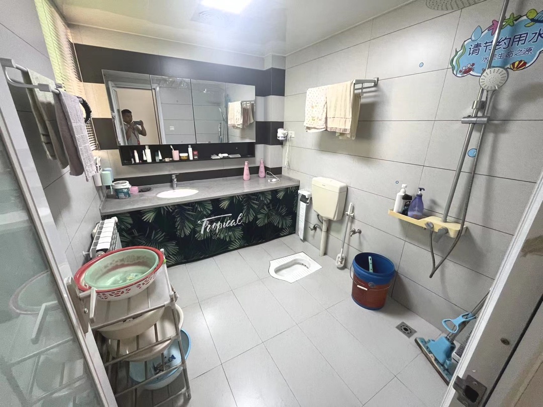 仙桃一中旁，大边户，全屋暖气片，品牌家具家电，带一个车库，好停车，