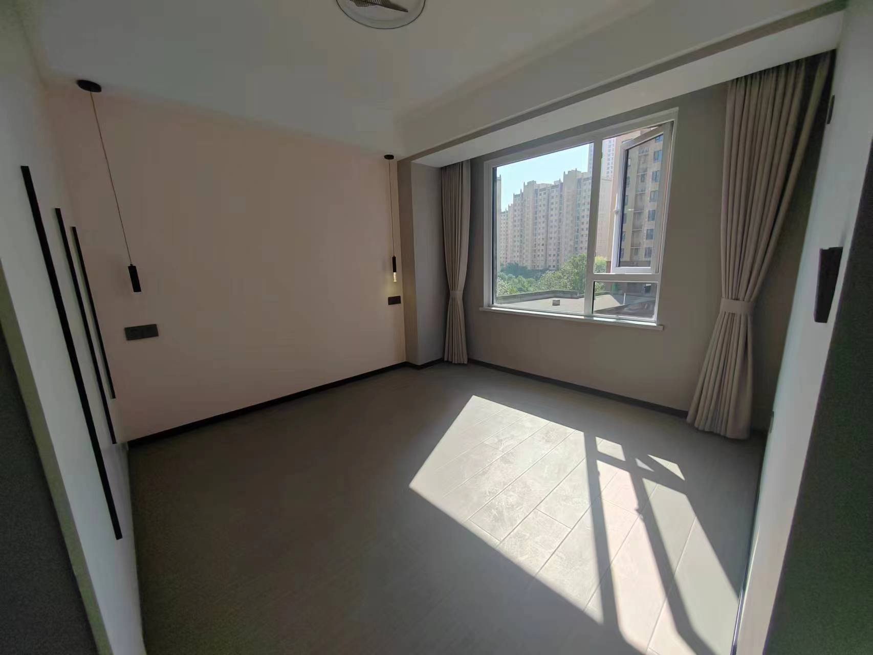 业主亏本出，精装三房，成色新，中间楼层，采光好