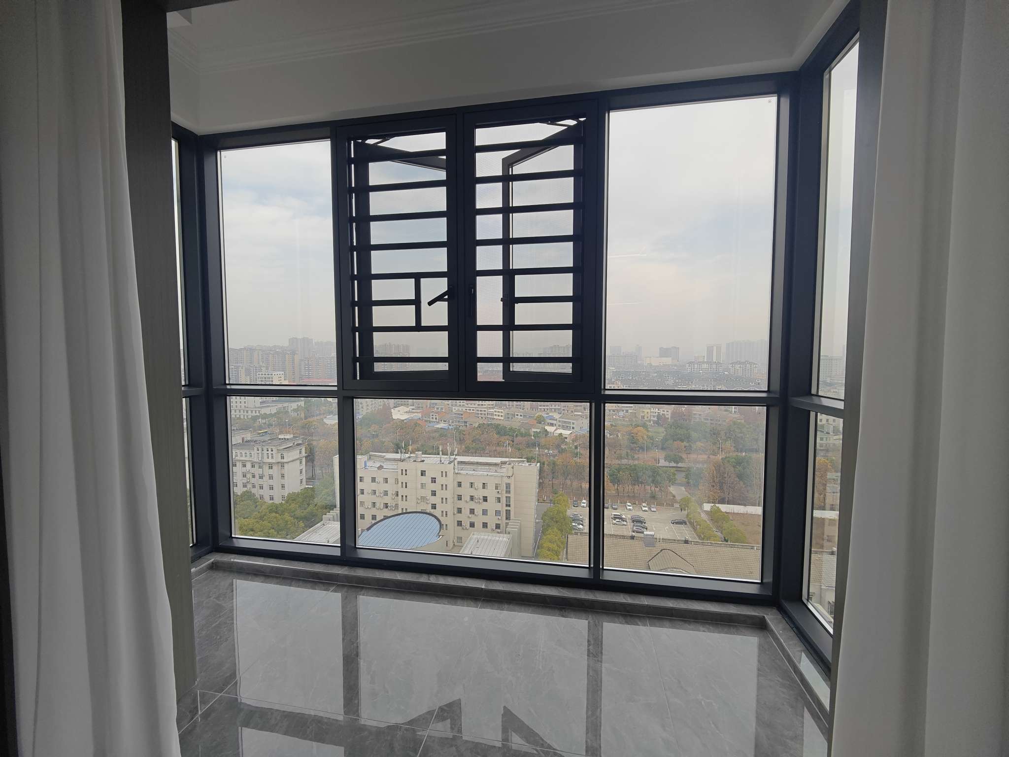 田园国际全新精装修电梯房没有住过现在买现在就可以住！