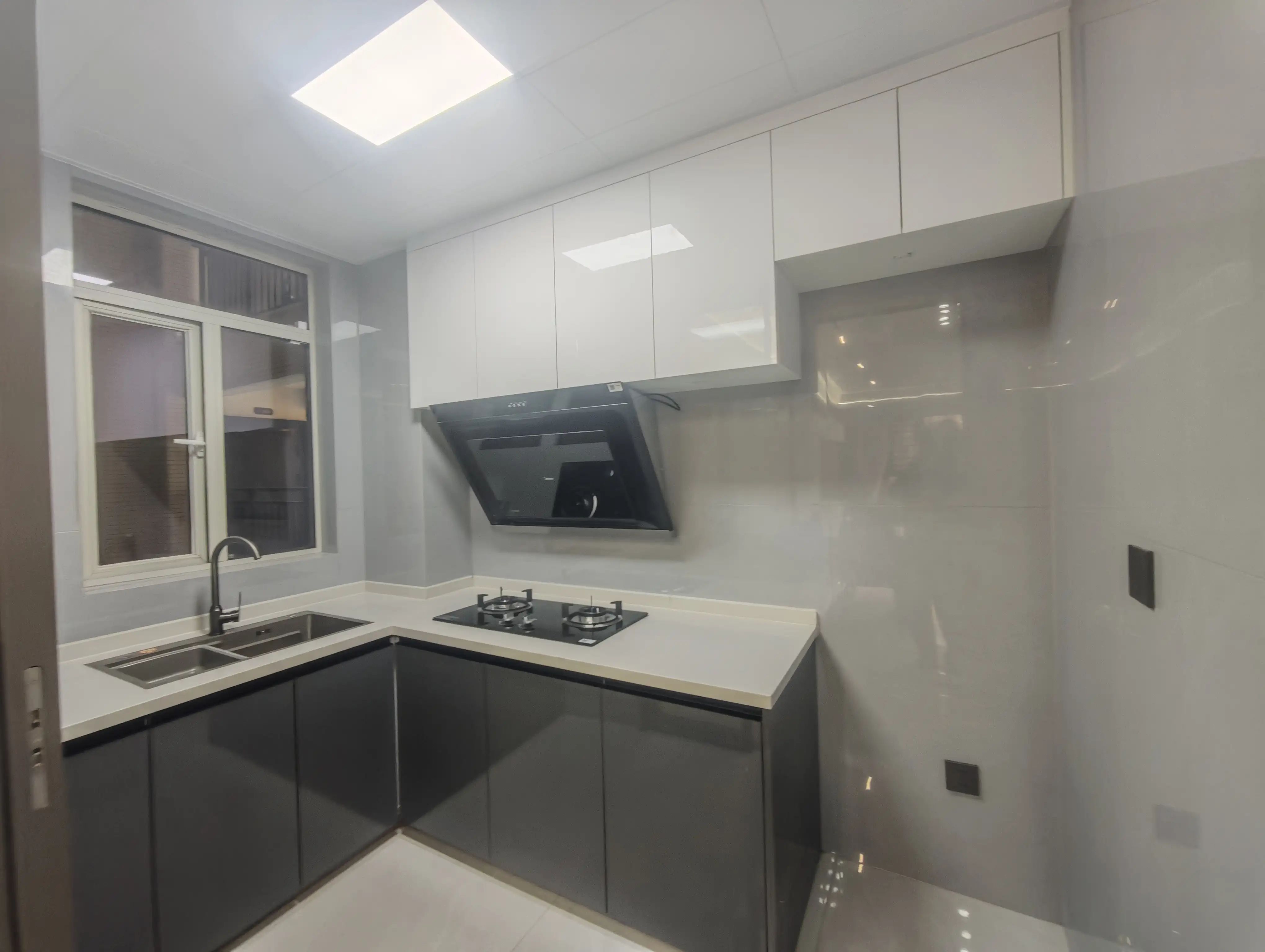 城南，沔阳天泽园，精装三房两卫，全新装修，证满二，诚心出售