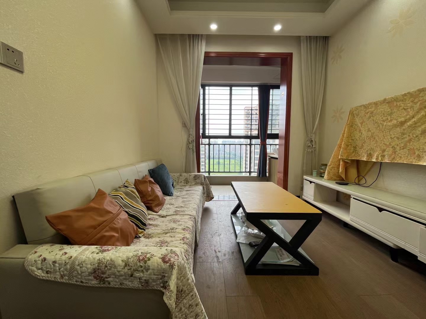 捡漏，房东急售，荣怀，精装小2房， 户型是边户， 小高层