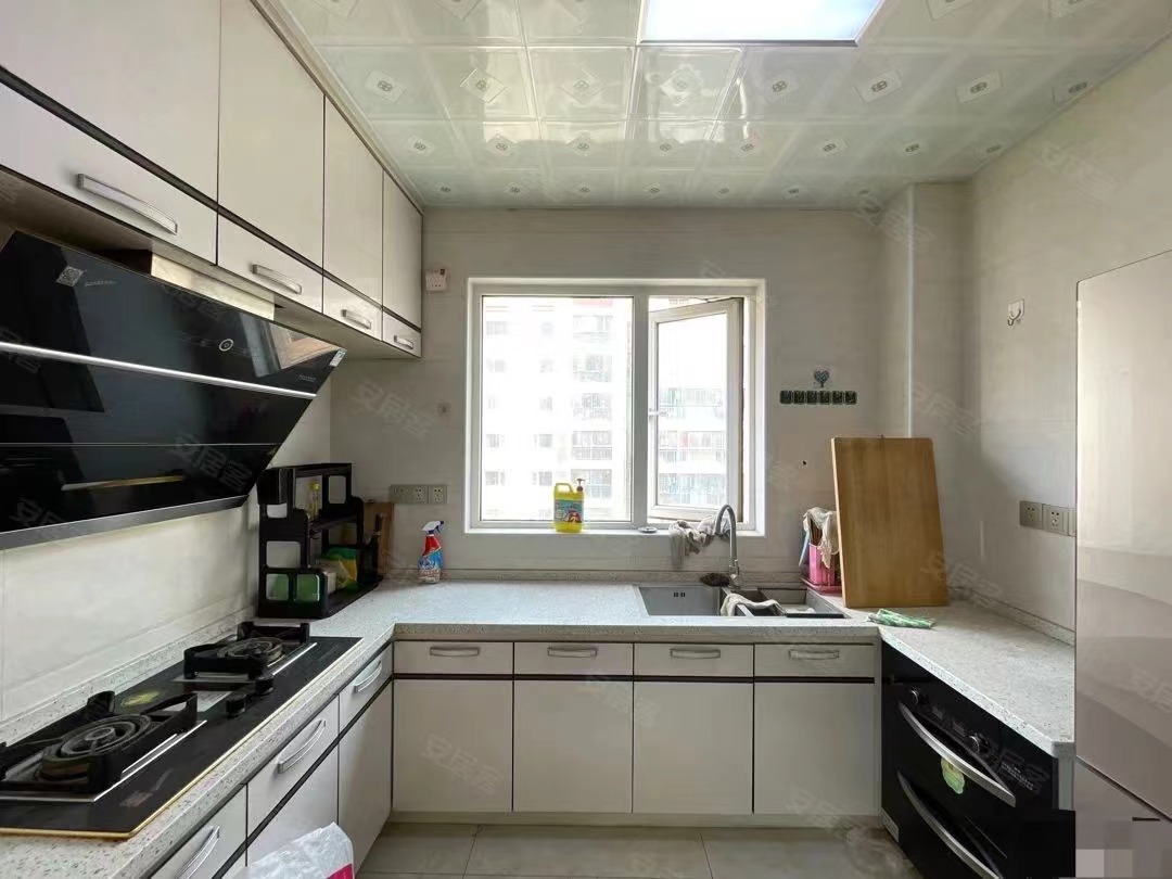 70，捡漏！！满庭春，带供暖，精装大三房边户，单价5500，电梯小高层，好楼层