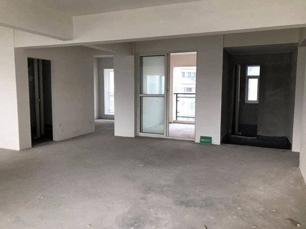 银湖城 毛坯三房 一中东侧 小区环境优美 绿化好 采光好 住起来舒服