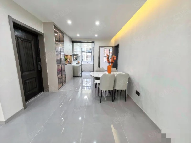 流潭公园旁，步梯好楼层，单价3900，东边户。证满二，精装三房二卫