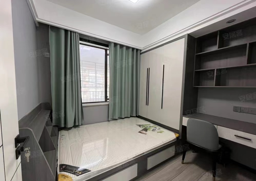 房东亏本出售，荣怀小高层，精装小三房，9.9成新，三开间朝南，好楼层