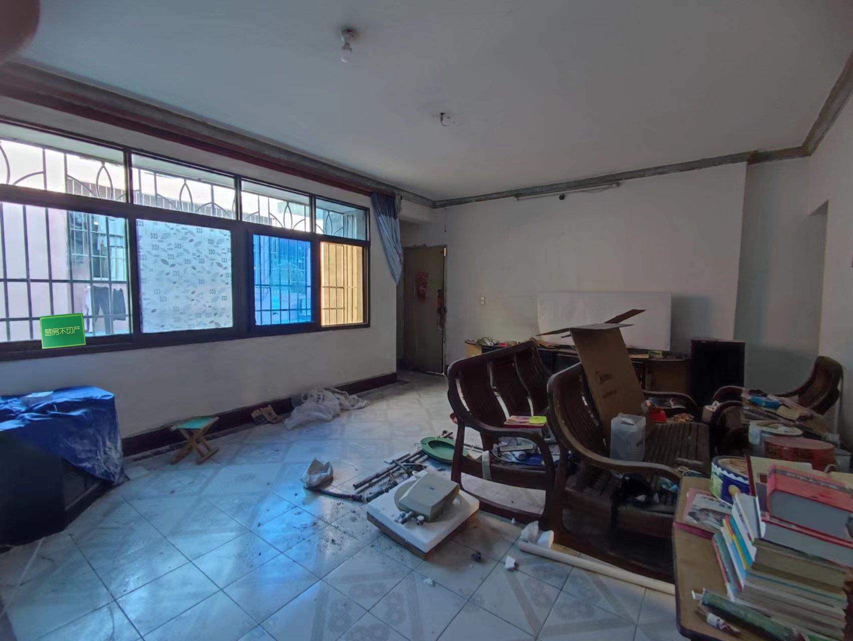 商城旁边  物质局宿舍 步梯3楼 出行方便 证件齐全