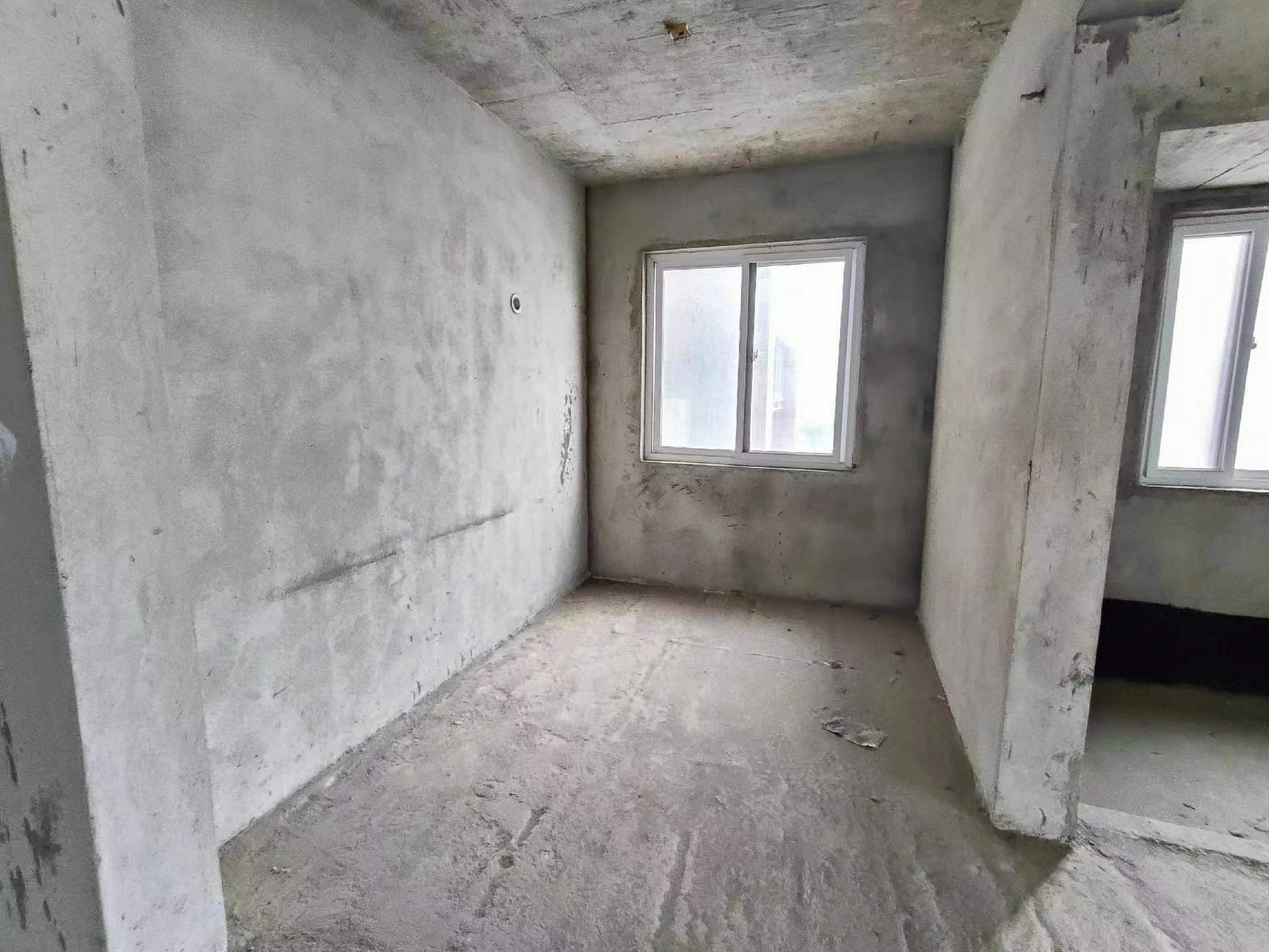 圣淘沙.毛坯大三房.小区出行方便.证件满二.看房方便