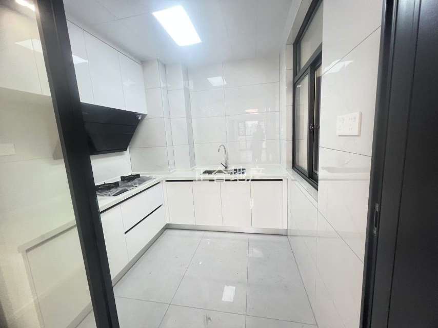 城南，新城壹号五期，一天未住，精装三房两卫，好楼层，三开间朝南