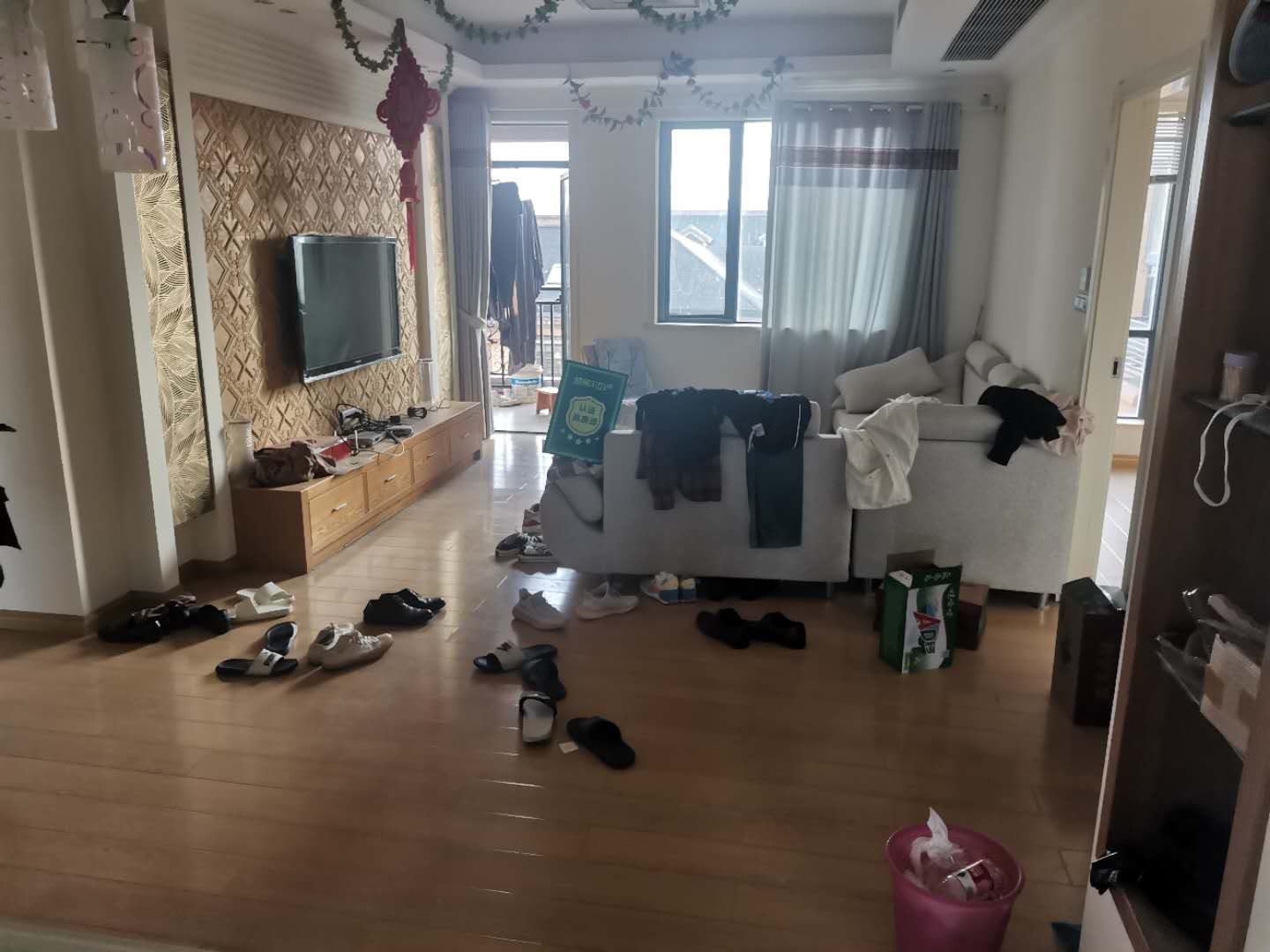 绿地华庭傲城，户型方正，采光充足。