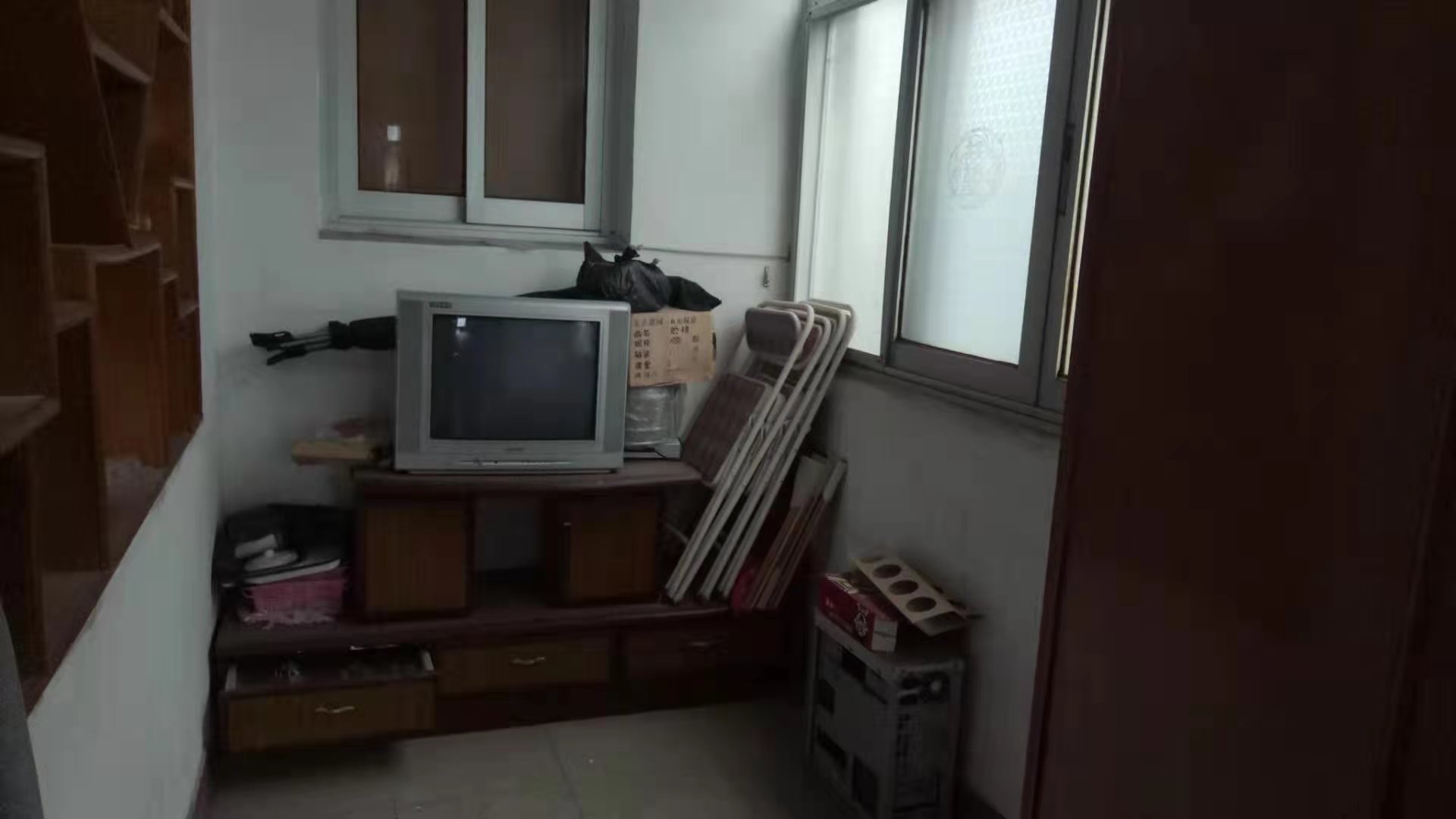 急卖！卫生小区中医院后体育广场武商近在 步梯好楼层三房朝南