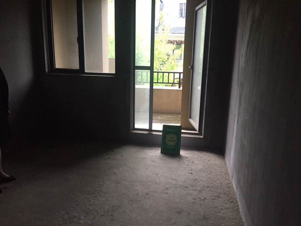 绿地华庭联排别墅，环境好的吓人，每天鲜氧环绕景色宜人