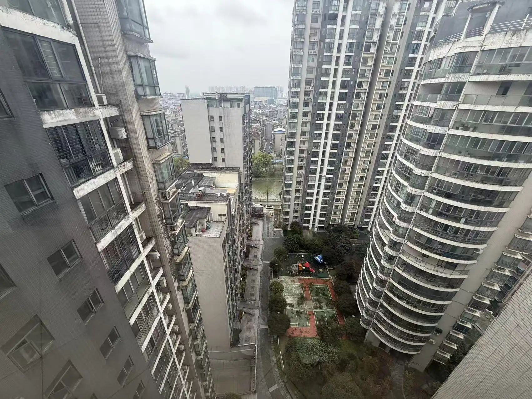 捡漏，商城旁，老三中，鸣宇尚城，电梯小高层，精装三房