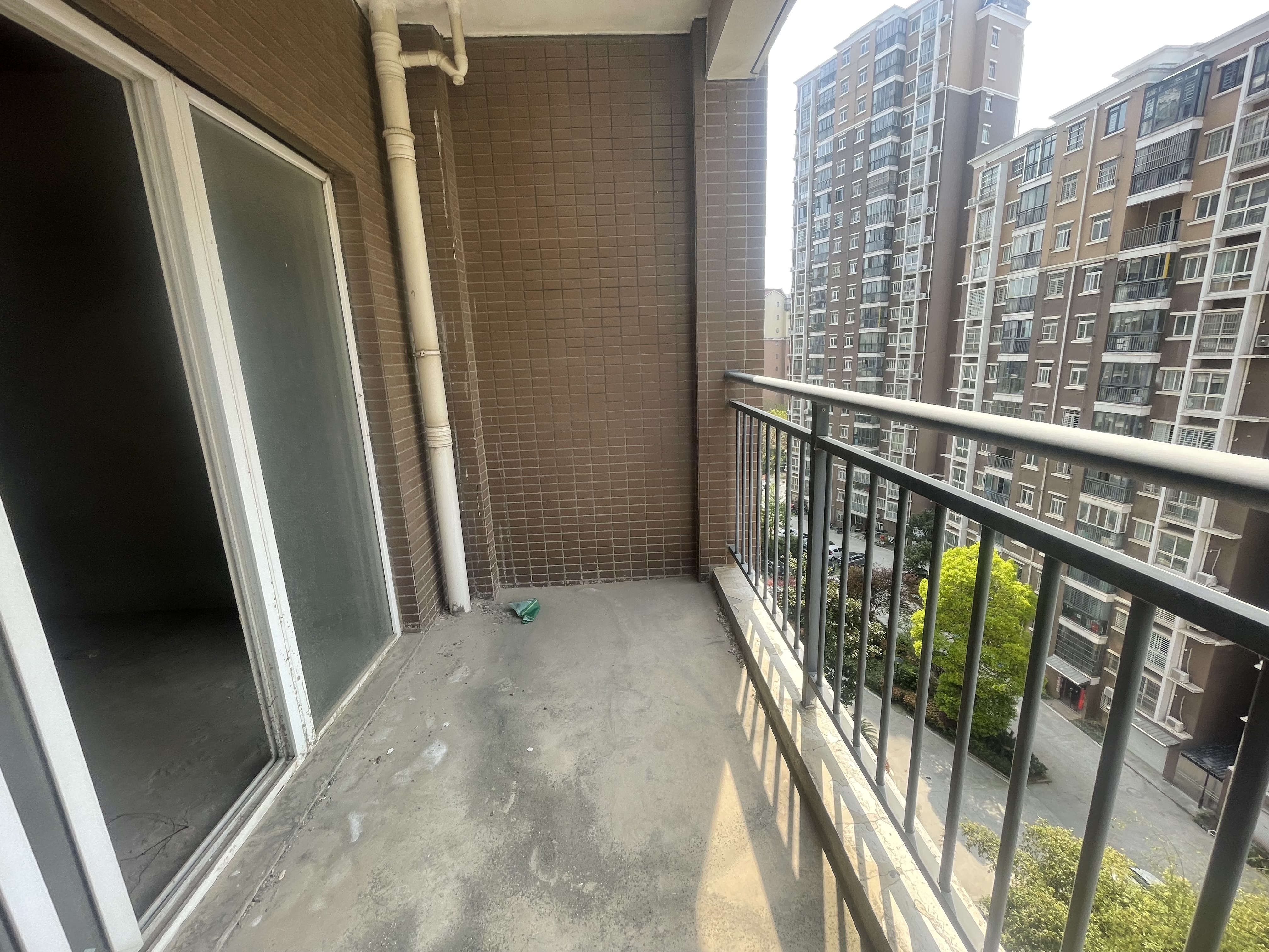 香岸华府，2梯2户电梯房，小区闹中取静，毛坯单价4500，看房方便