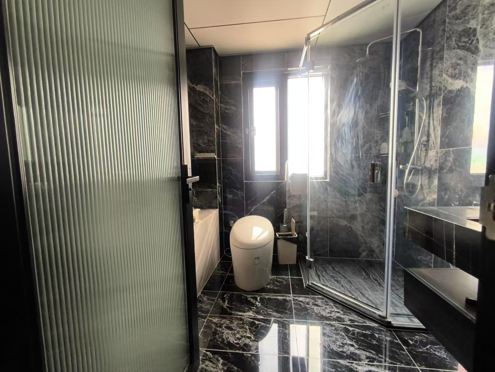 领秀城6室3厅大平层全新精装修，211平米难得的大平层洋房诚意出售！