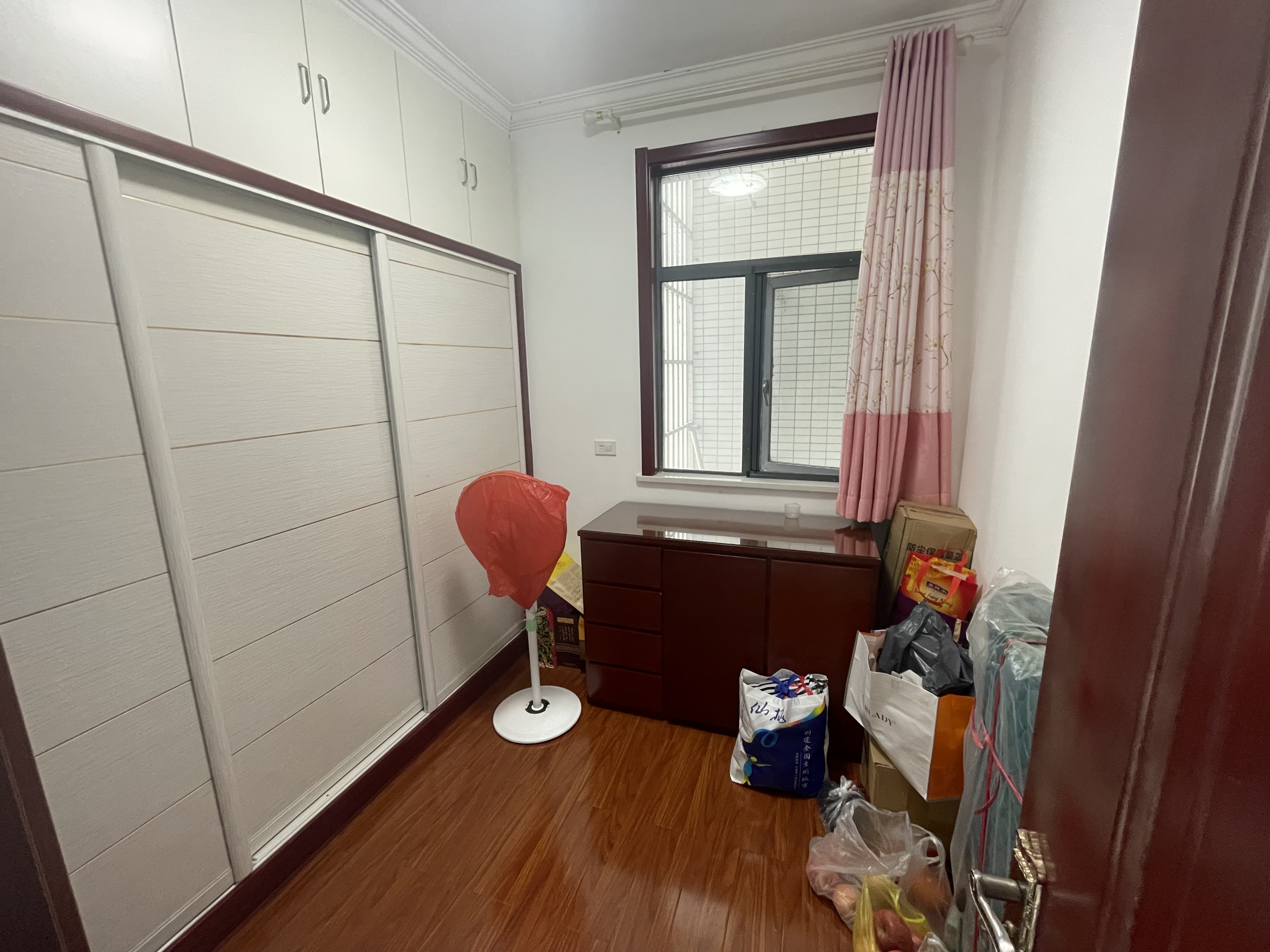 幸福里小区.精装三房两卫.全屋暖气片.证件满二.看房方便