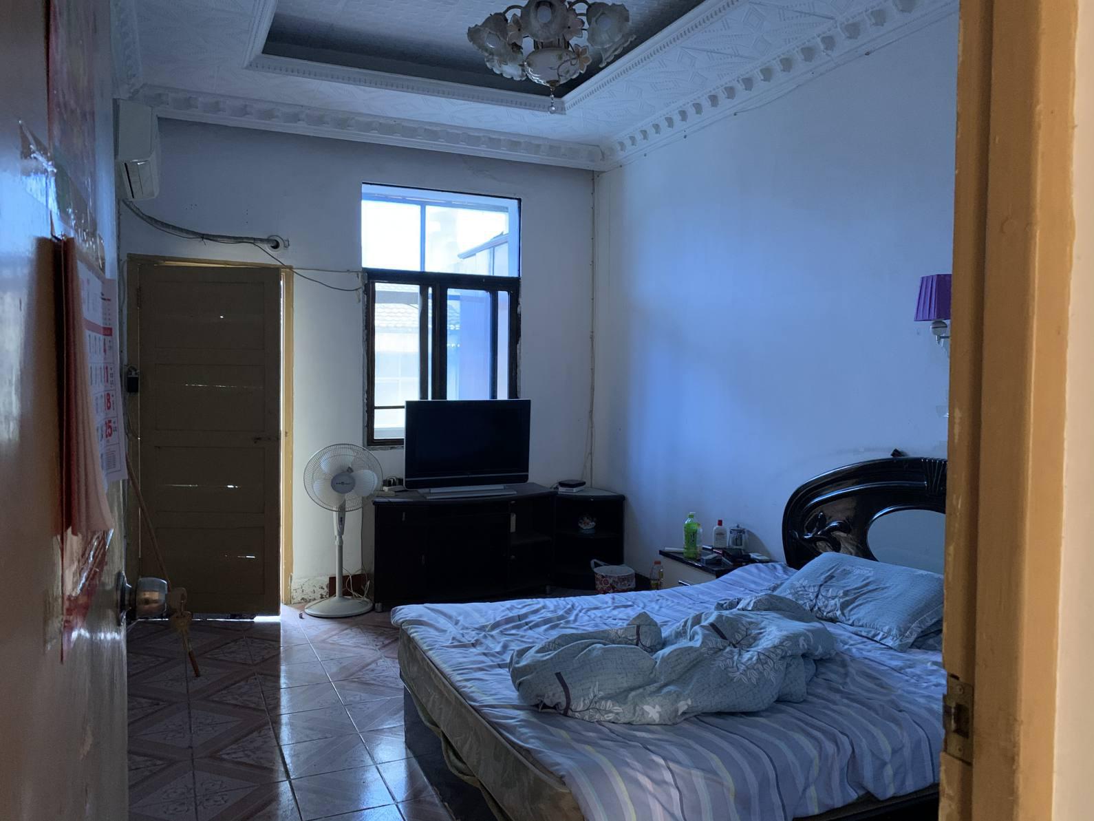 龙华山酒店东边20米处，五交化宿舍，70平，老证