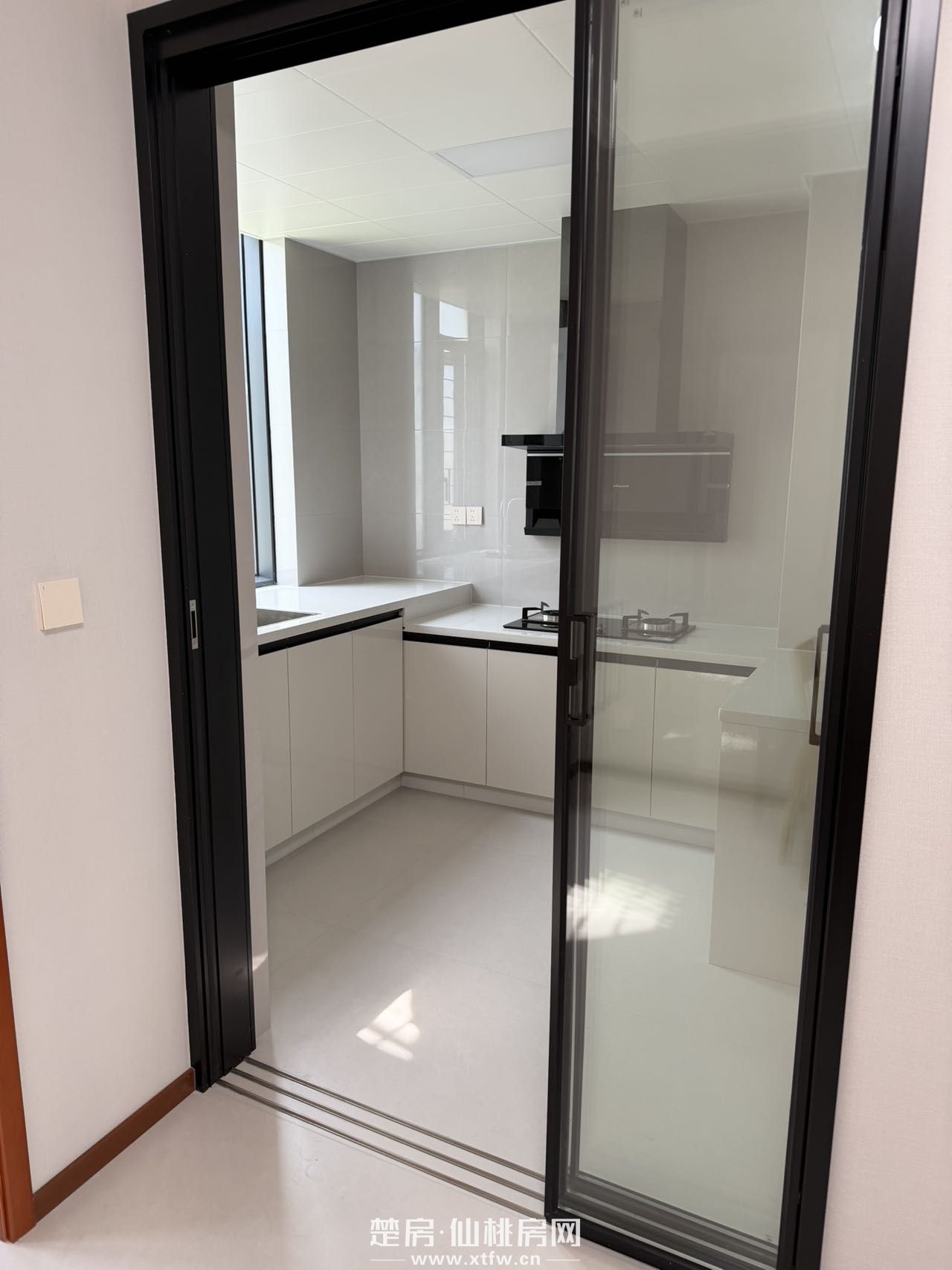 新八中陪读房！成熟小区，全新自住装修，品牌家具家电，带暖气