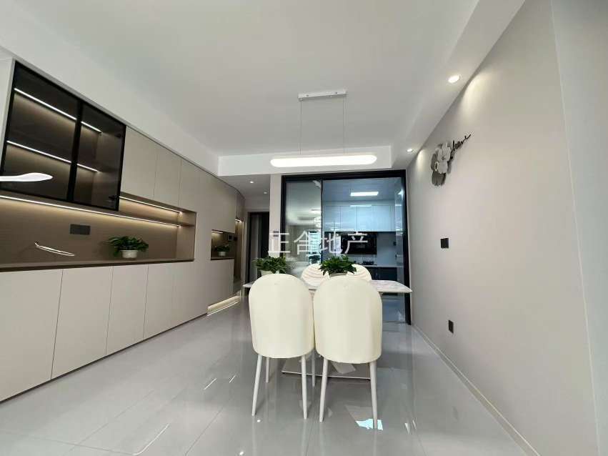 降价了，城南，御湖世家，全新精装三房，电梯好楼层、品牌家具家电齐全，证件满二