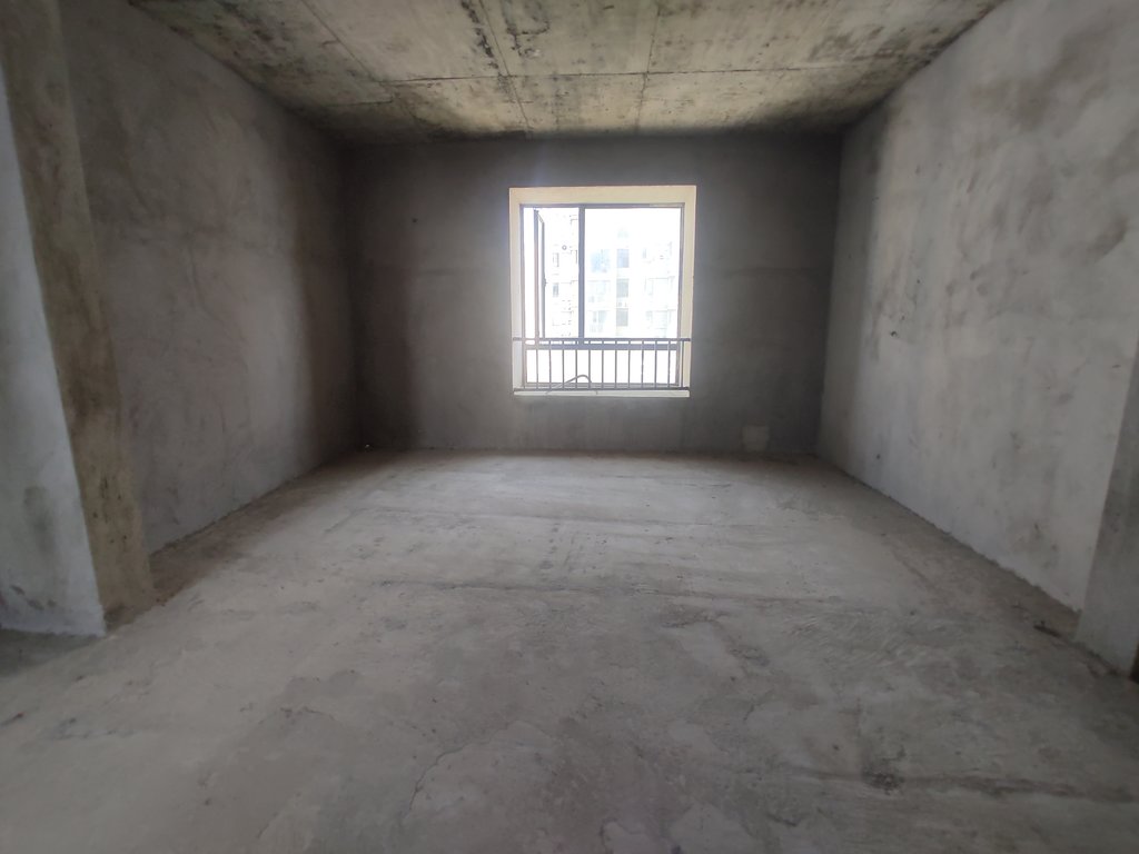 康湾一品.毛坯大三房.中间楼层.看房方便