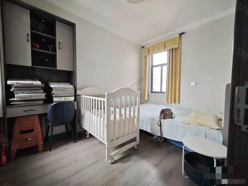 复州花园，步梯3楼，精装三房。南北通透，成色新，拎包入住，