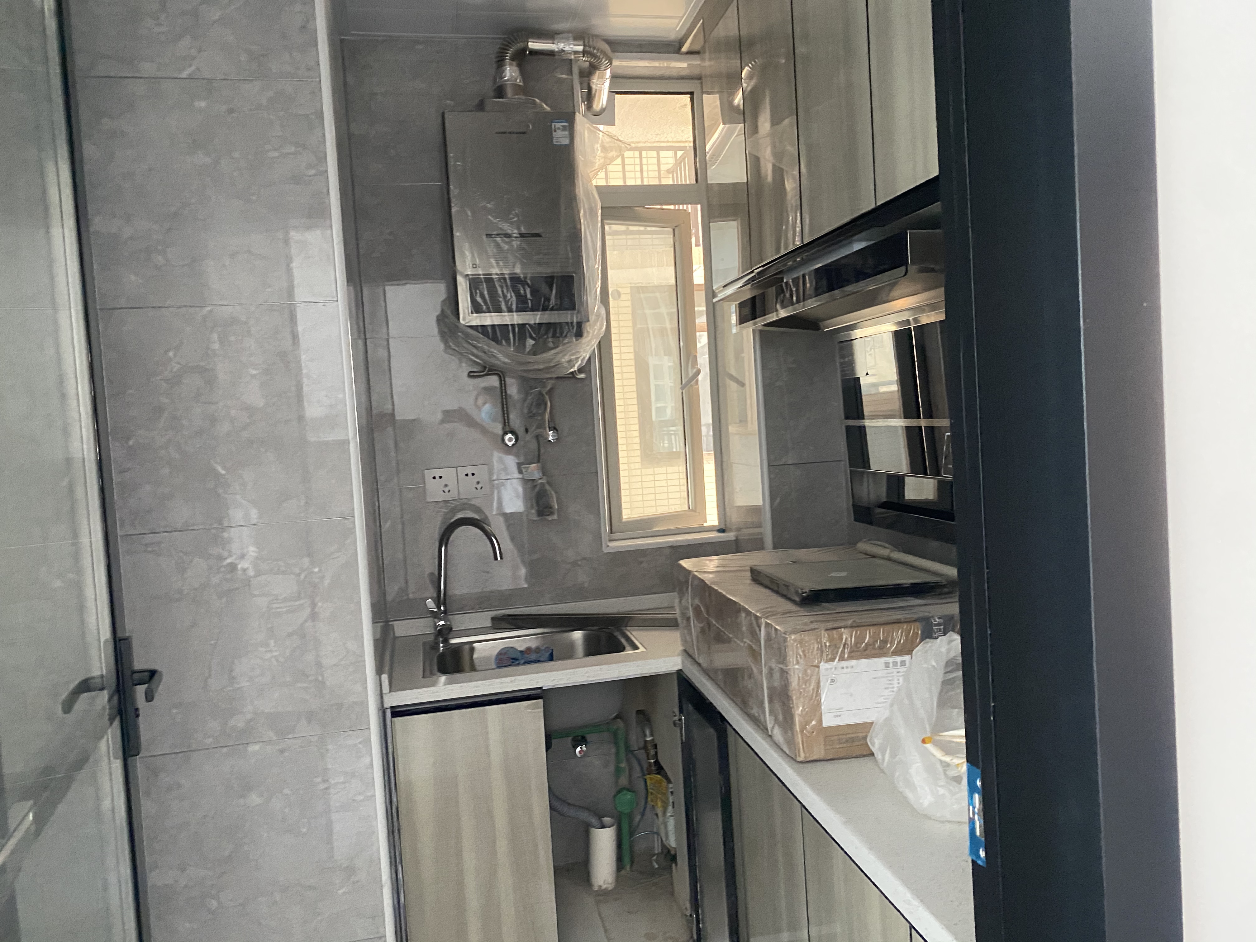 职院旁边的沔阳天泽园，全新精装两居室出租，一天未住，快点来看看吧