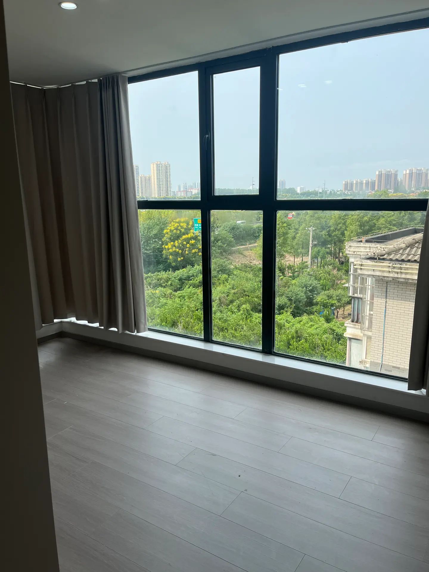 降价了，急售，元泰C区，精装​三房两‮两厅‬卫，全新装修，南‮通北‬透‬，证满二