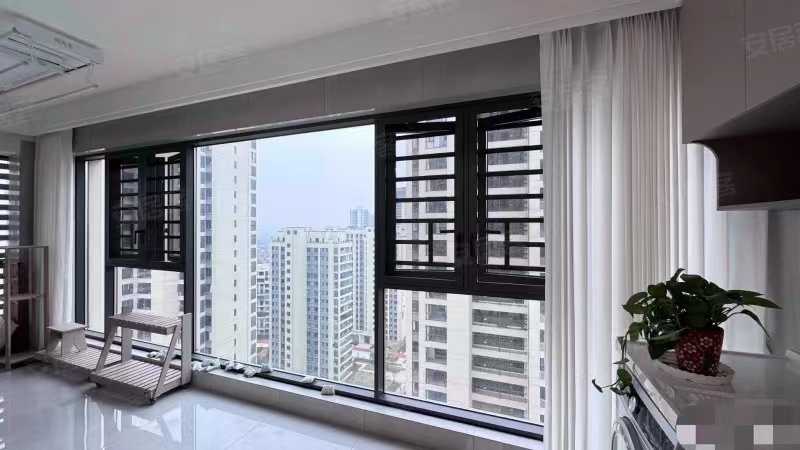 262，蓝天花园，亏本20万精装三房，全新装修可看公园，边户双阳台，9.9成新，一梯一户，好楼层