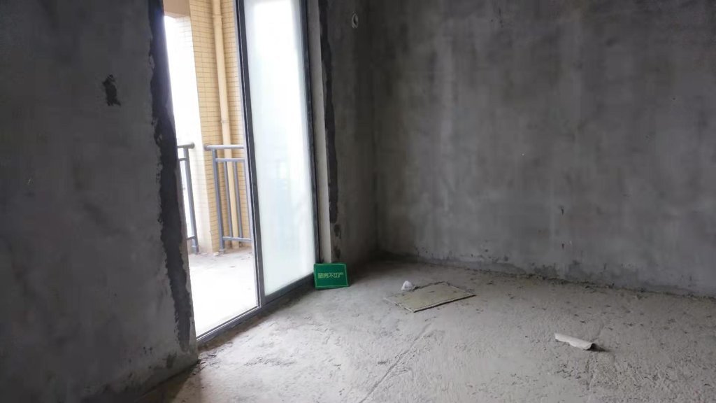 绿地华庭非常稀缺的毛坯三房，小区绿化率不需要过多解释来感受就好，养身小区，环境到了位