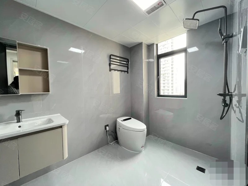 城南，吾悦广场旁，金台花园，电梯10楼，全新精装三房两卫