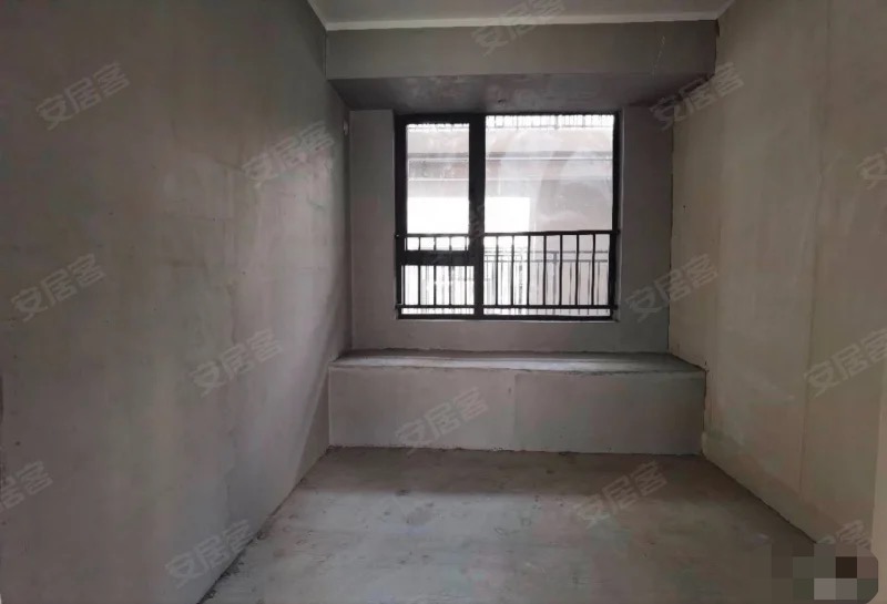 业主急售，吾悦广场，chao便宜一套，现房，毛坯三房，能接受2楼来看