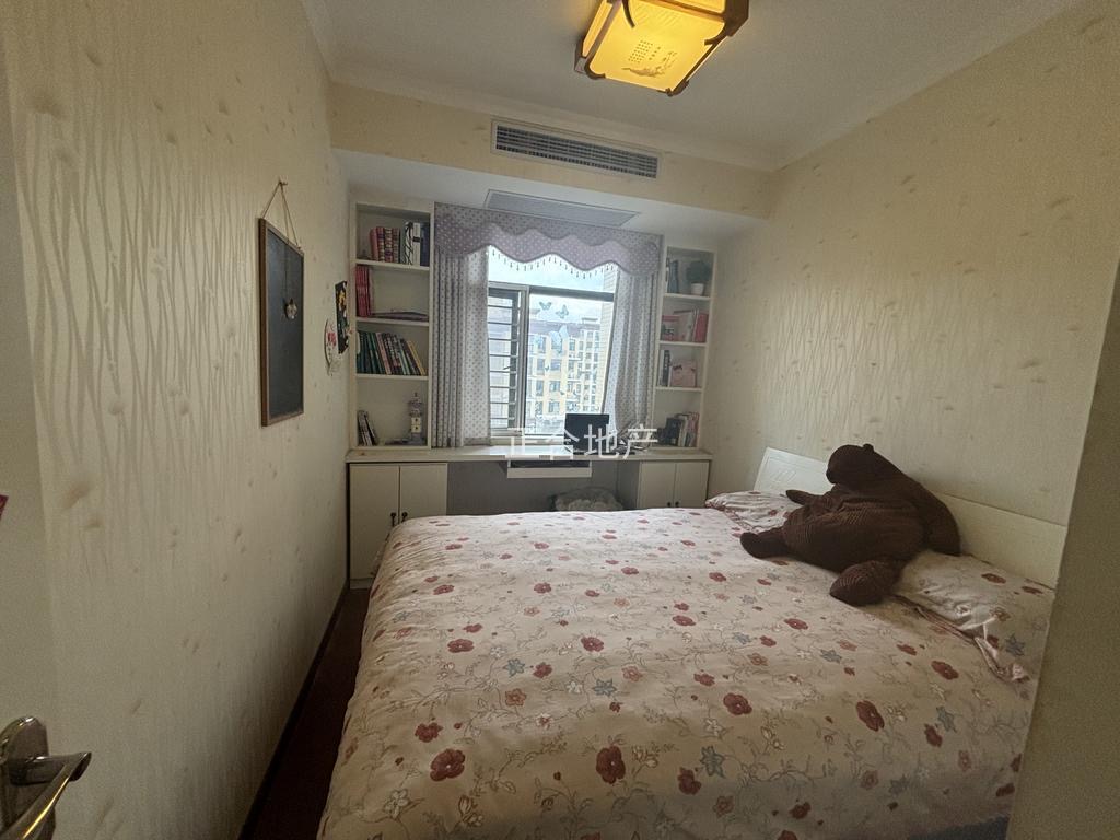 业主急售，城南，新城壹号，精装大三房，单嫁5600，满二，拎包入住，好楼层