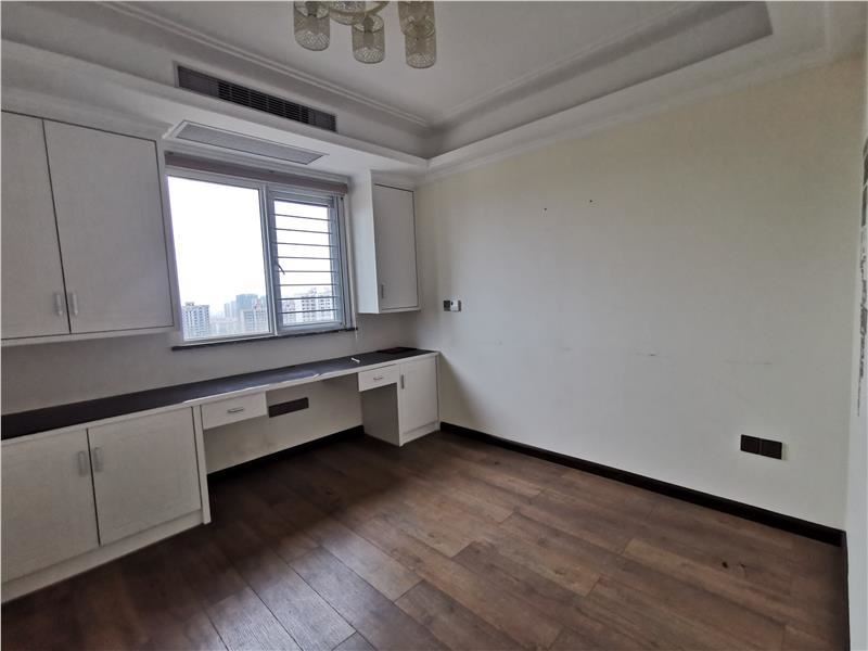 满庭春全屋订制精装修，湖景大四房只卖毛坯价，户型方正采光 