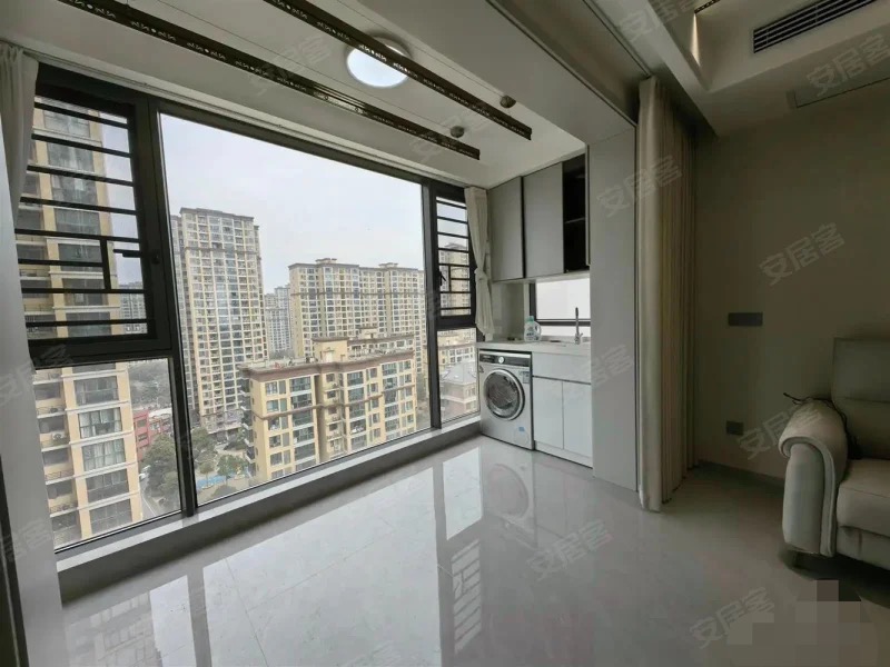 城南，新城壹号五期​，双湖景房，电梯好楼层15楼，精装三房，证满二，9.9成新，阳台直接看公园，全屋品牌