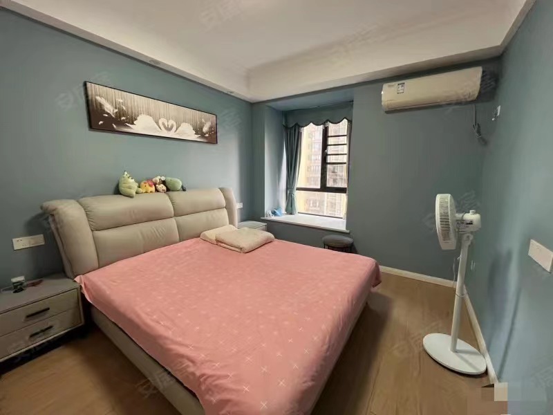 205，房东诚心出售，康湾一品，精装大两房，9.9成新，好楼层，证满二，