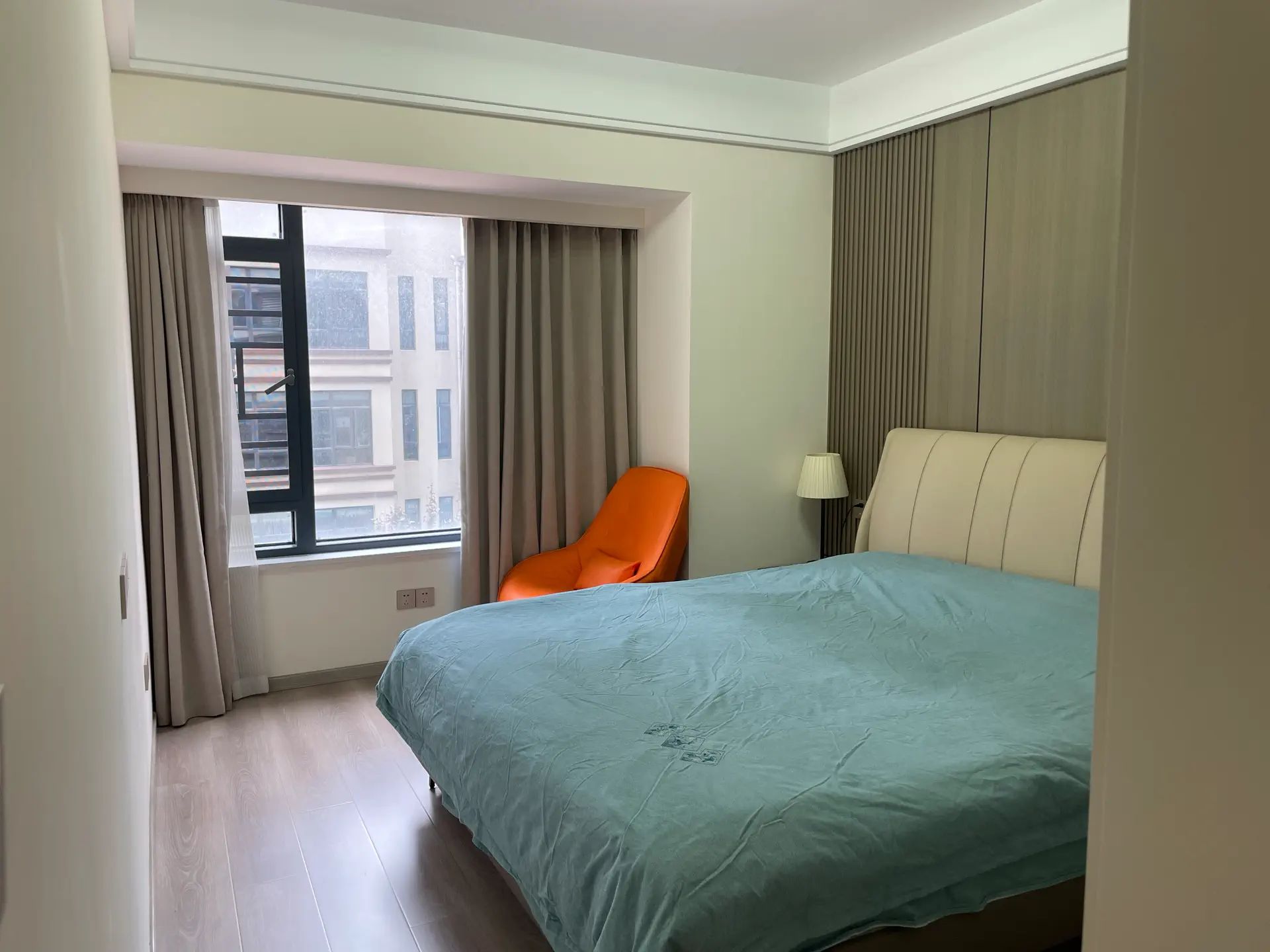 急售，城南，蓝天白云，全新精装三房两卫，证满二，