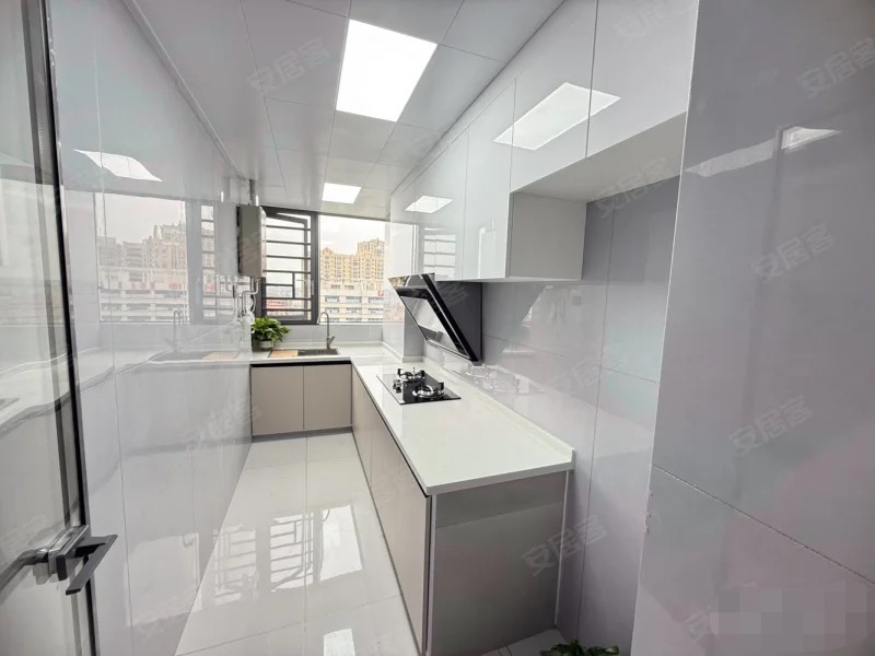 降价了，诚心出售，新妇幼对面，电梯中间楼层，精装三房二卫，新三中，证件满五，过户费便宜