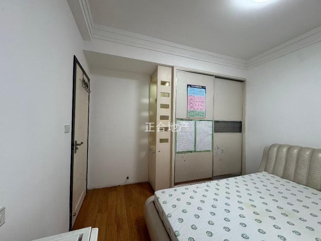 城南森林国际北苑对面，小高层，电梯7楼，​精装修三房，单价4100，捡漏