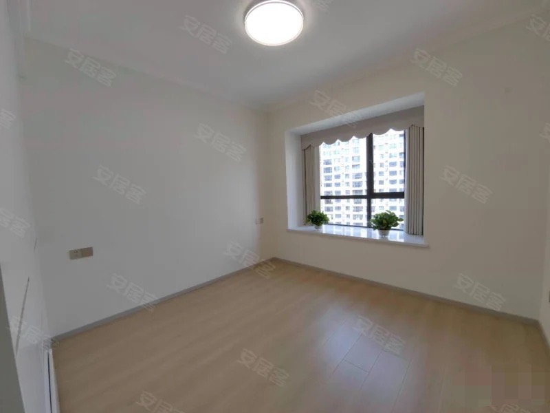 城南，御湖世家，全新装修，精装三房，边户，好楼层，南北通透