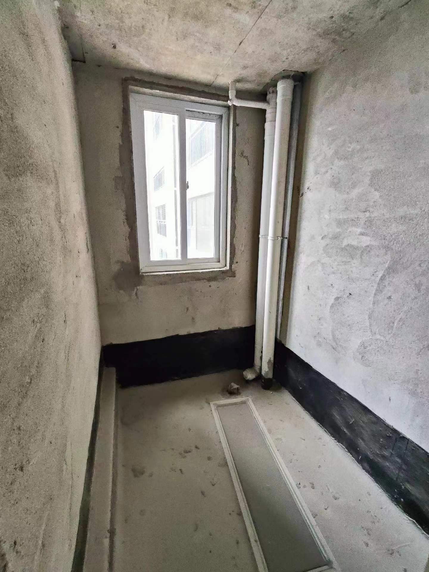 圣淘沙.毛坯大三房.小区出行方便.证件满二.看房方便