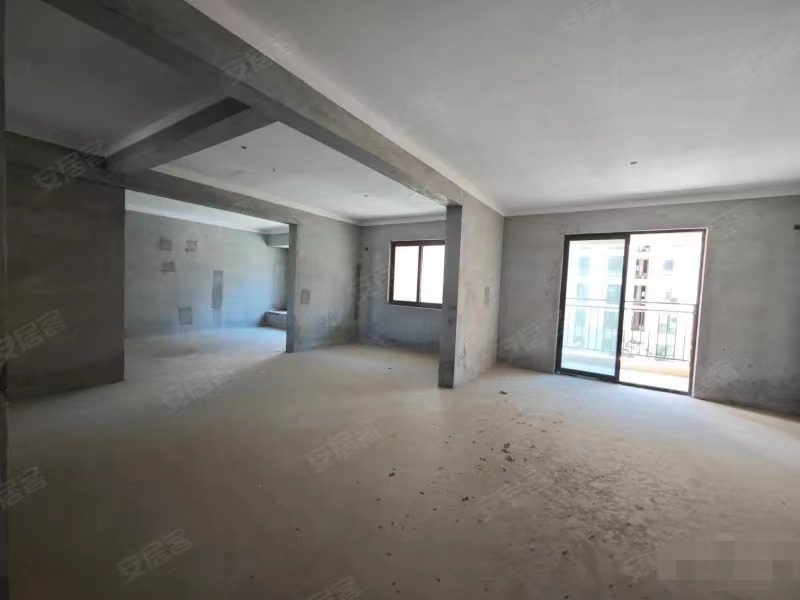 仙桃单价3000，李小双运动城旁边，三开间朝南，大阳台，电梯七楼，价格还可以小刀，户型方正