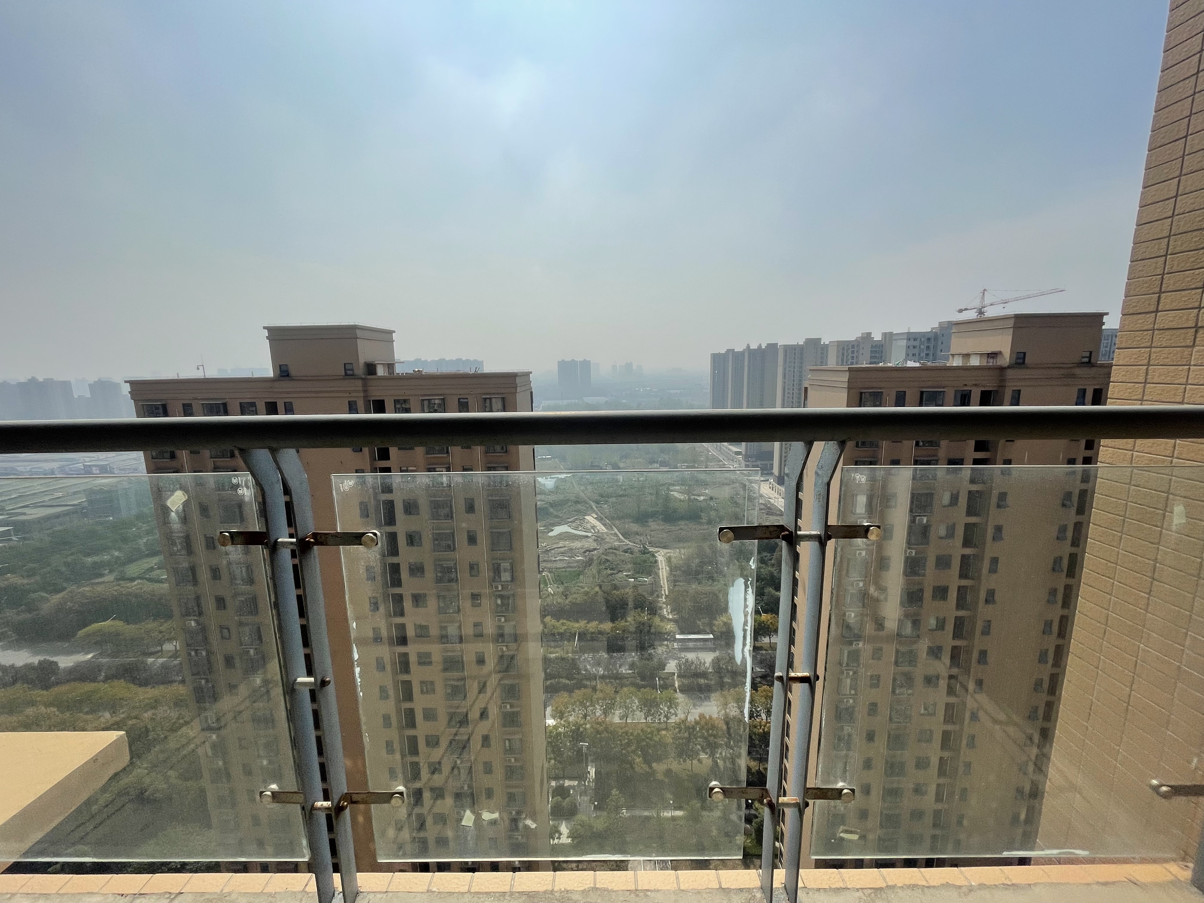 紫润尚城.毛坯大两房.户型方正.采光.视野好.看房方便.比新房价都低