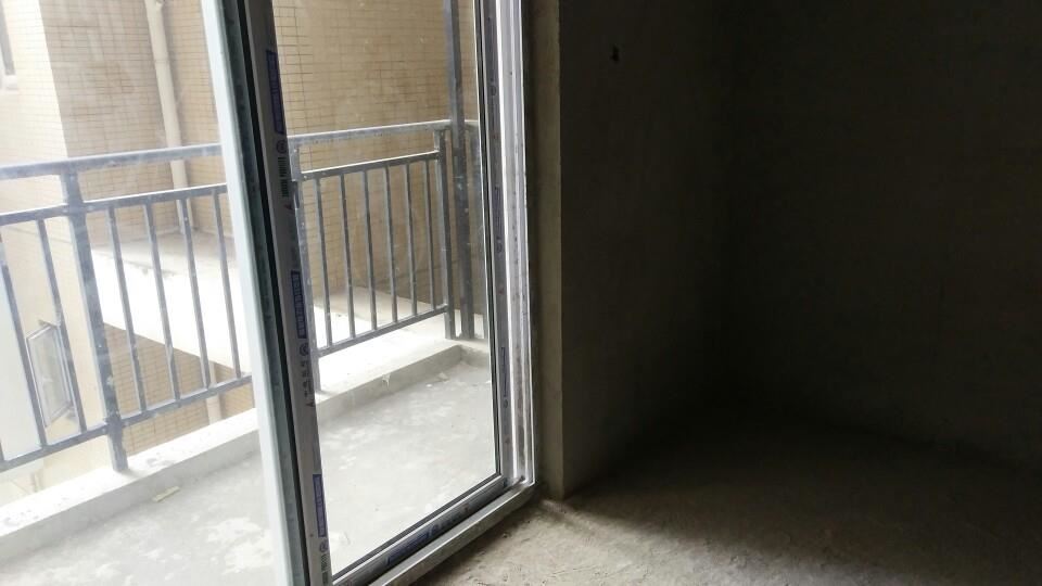 锦江国际95平米毛坯两房中间楼层诚意出售30万有钥匙！