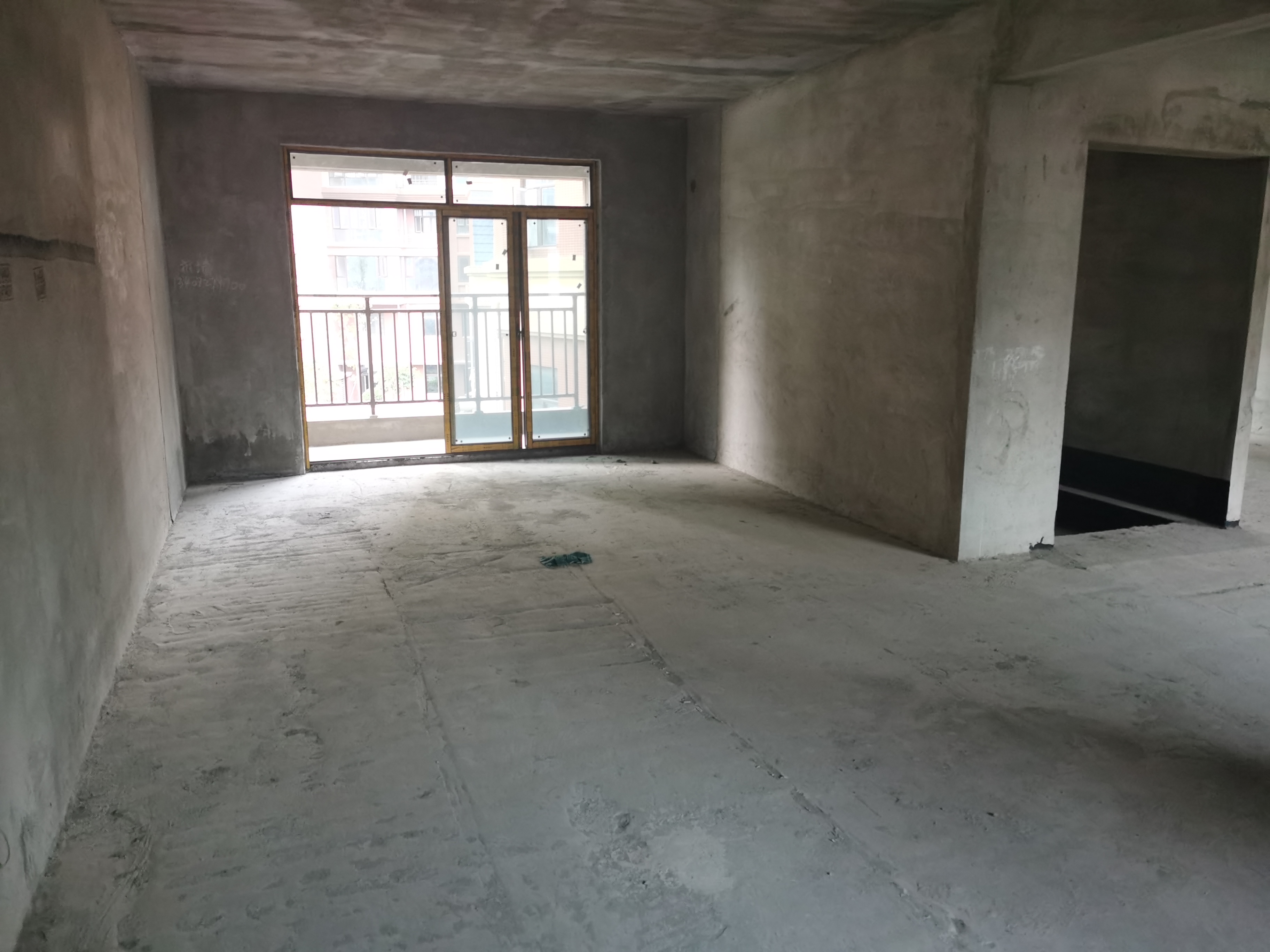 领秀城三房两卫人车分流宽楼间距，绿化率高，优美居住的小区！