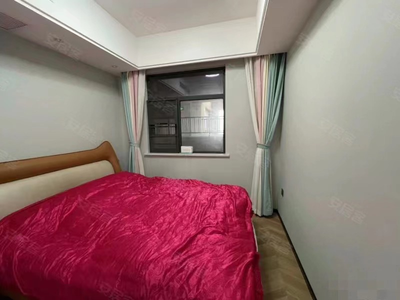 301，仙桃晓学对面，学府名都，精装三房，9.9成新，诚心出售，中间楼层，新三中