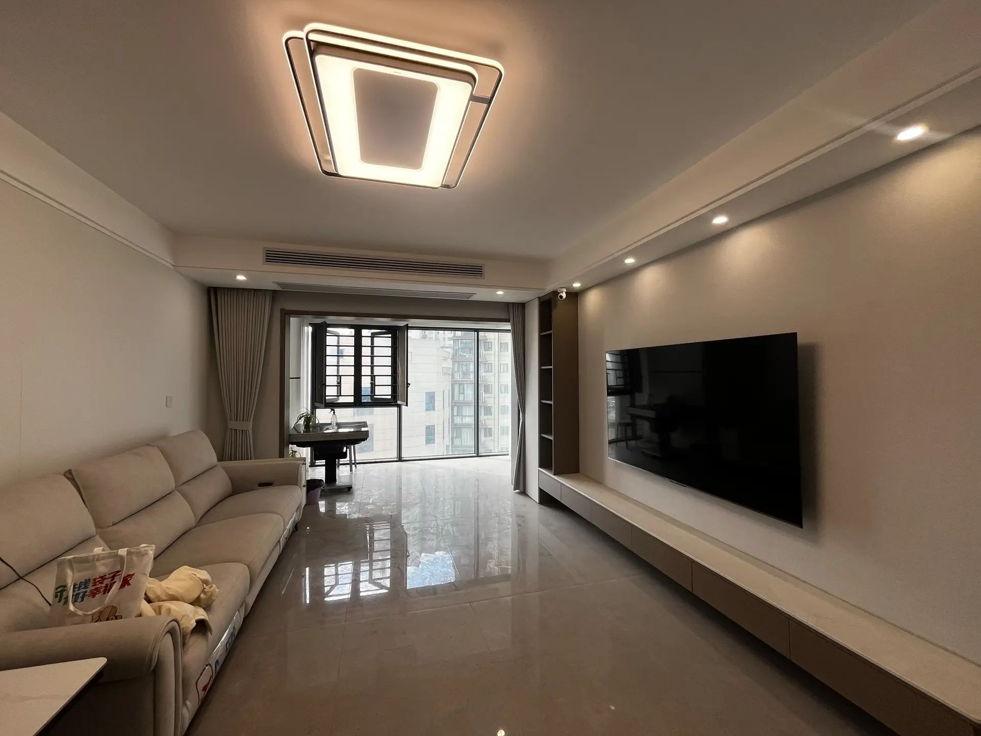 蓝天白云，精装四房‬两卫，‮阳长‬台，好楼层，全‮品屋‬牌定制，带‬暖气片，证满二